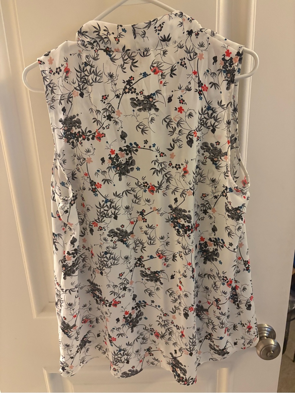 Laundry by Shelli Segal White Floral Sleeveless V-Neck Blouse - Picture 11 of 16